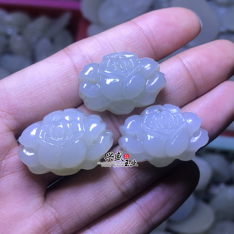 和田玉韩料玫瑰花吊坠花开富贵白玉小款花朵项链女款玉坠毛衣链