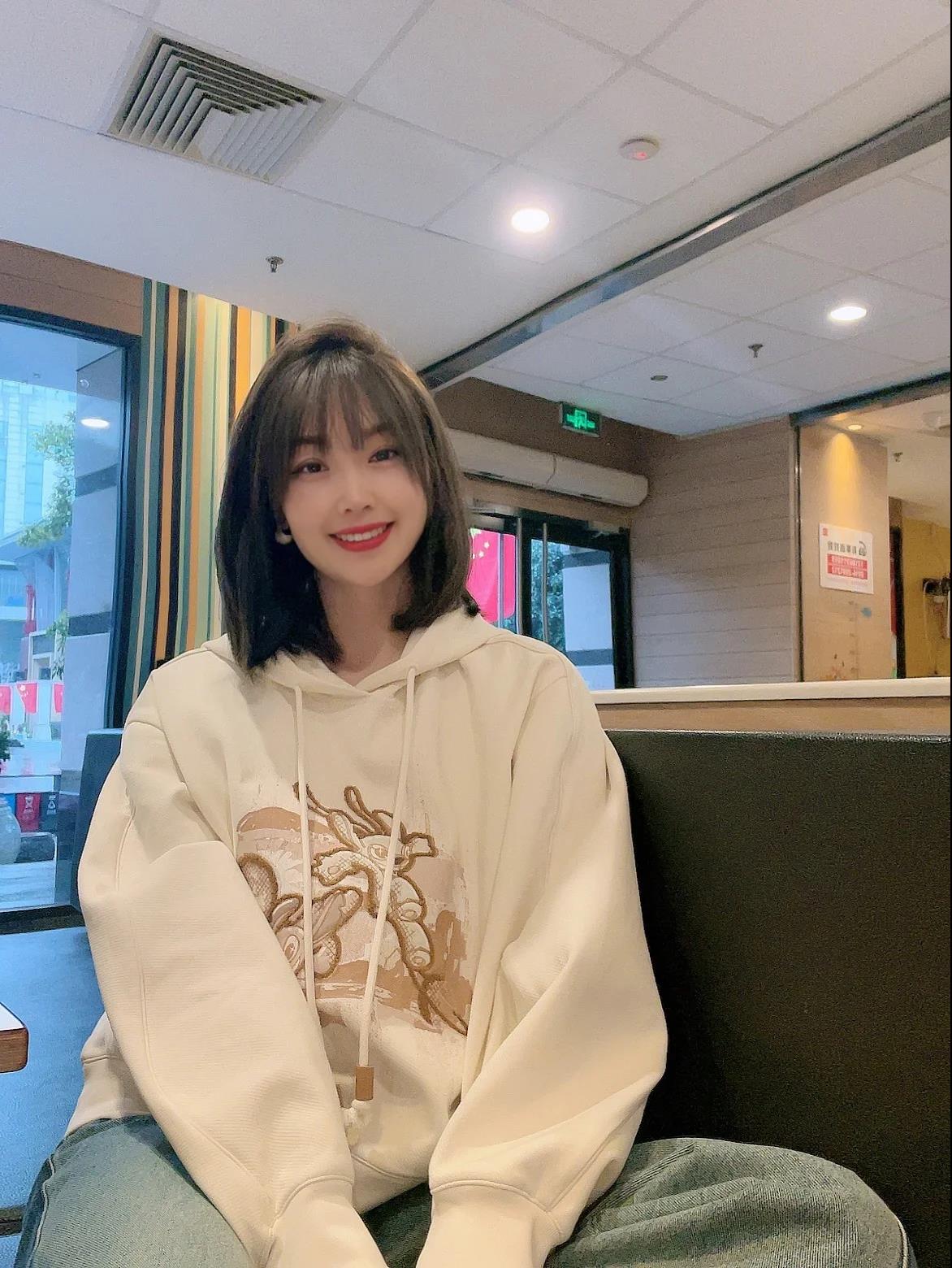 播女2023秋季新款休闲宽松通勤印花套头上衣连帽卫衣女BDQ4VD1502