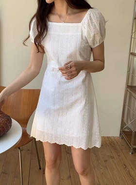 Raust方领镂空绣花刺绣泡泡袖韩国东大门2022春新款气质连衣裙