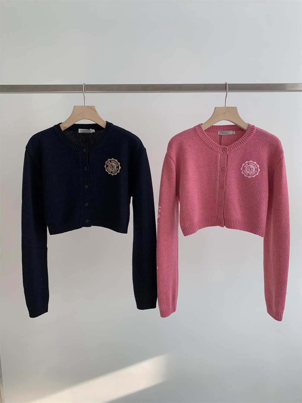 2022秋季新款韩国设计师学院风纯色减龄羊毛短款针织开衫毛衣上衣