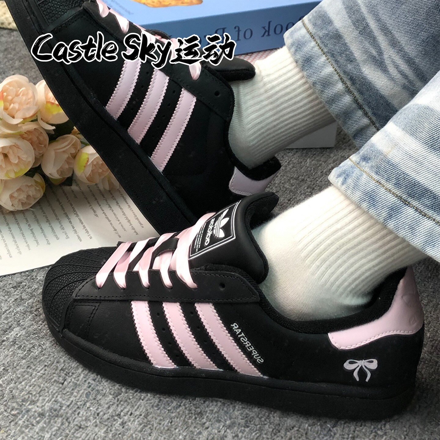 阿迪达斯粉色蝴蝶结低帮板鞋