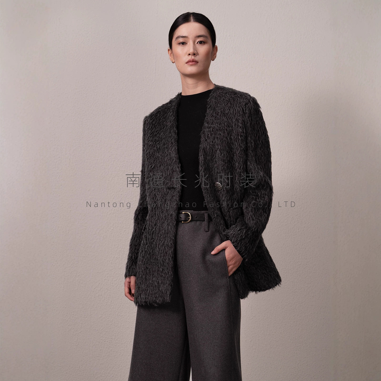V 字领金属扣垫肩宽松廓形马海毛中长款毛呢大衣女2026秋冬外套