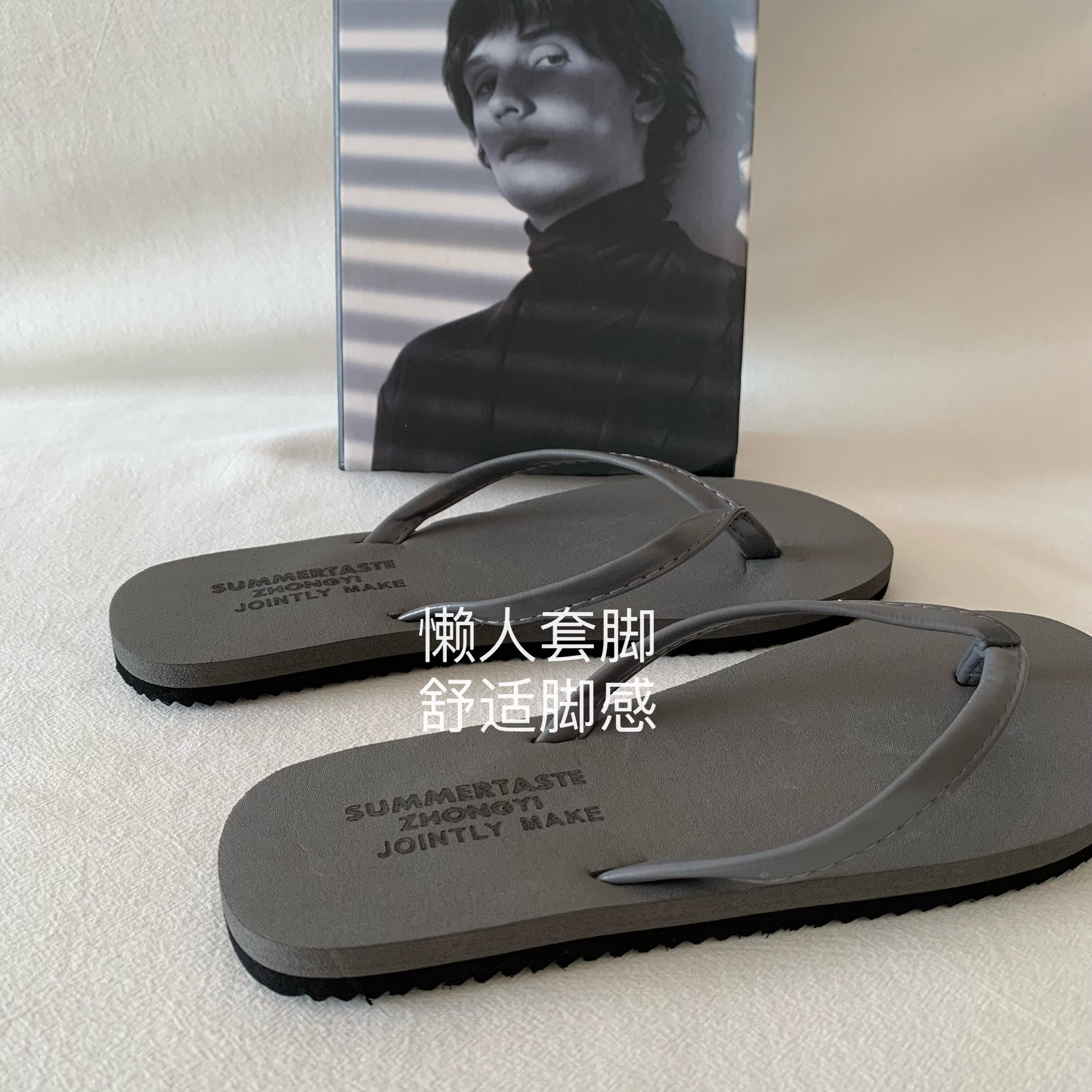 海岛灰色~INS小众色系定制情侣人字拖女夏外穿沙滩凉拖鞋2026新款