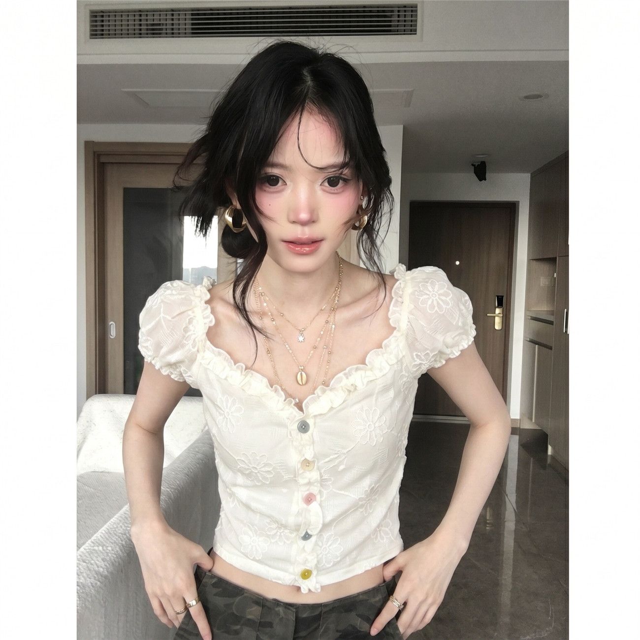 甜美风泡泡袖花边衬衫女夏季新款白色V领修身显瘦气质设计感上衣