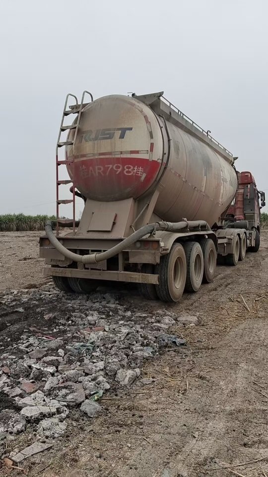 1月28日南宁桂AAA869解放牌重型半挂牵引车及桂AR798挂瑞江牌重型罐式半挂车网络拍卖公告