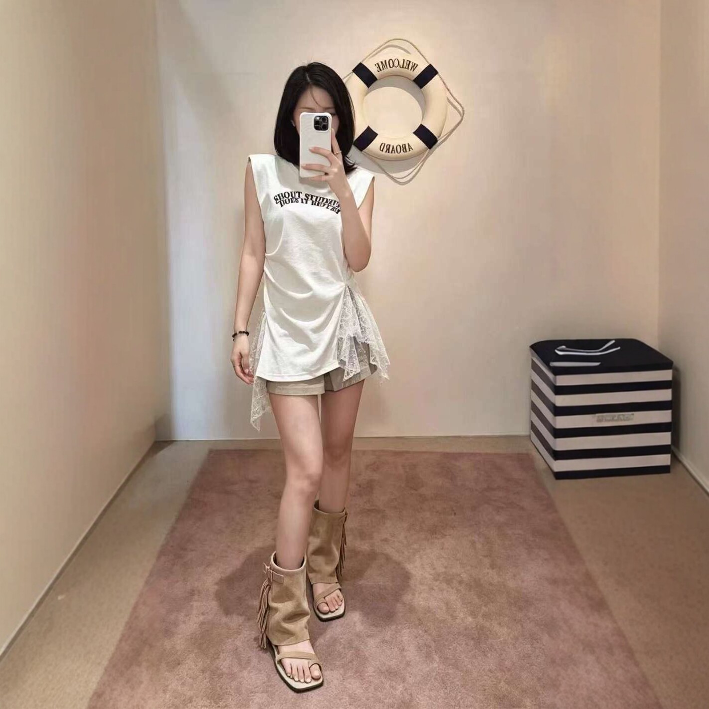 圆领字母不规则拼蕾丝无袖T恤女