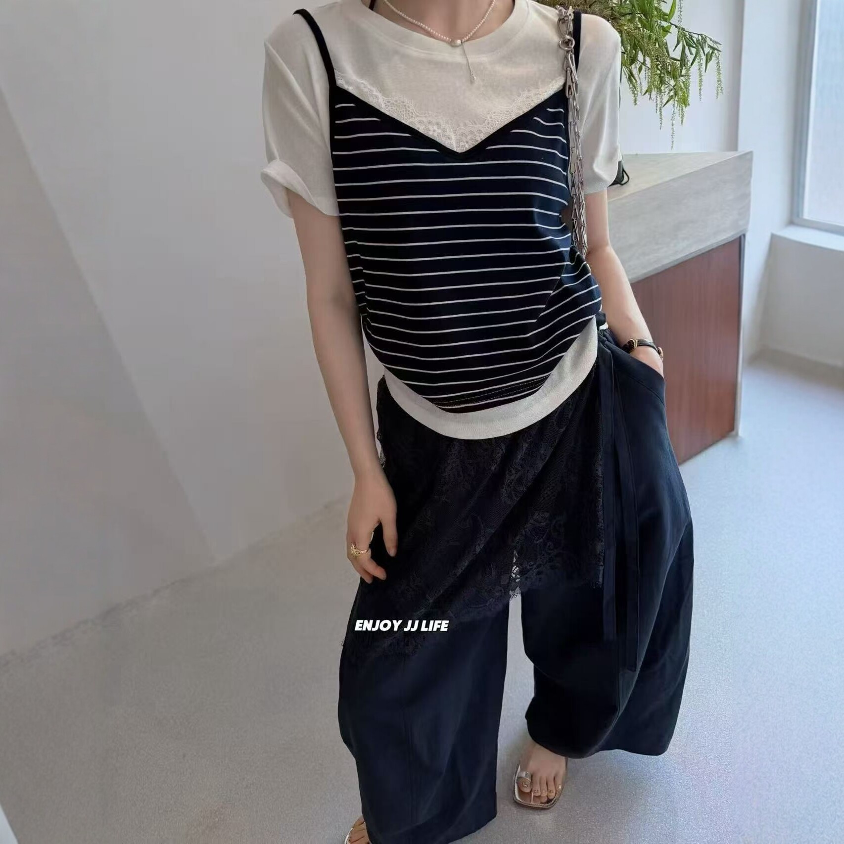 圆领短袖女T恤+条纹吊带两件套潮