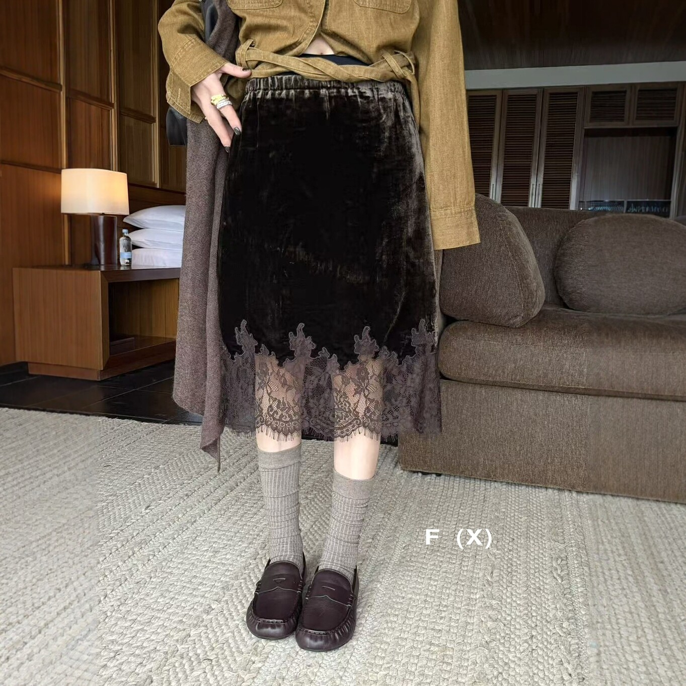 金丝绒拼蕾丝松紧腰半身裙女2026