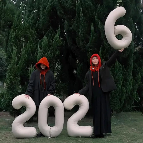 户外马年跨年数字气球拍照布置