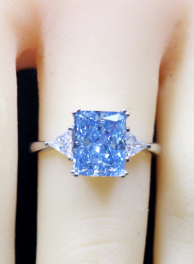 冰花切割雷迪恩长方形蓝钻戒指