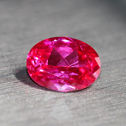 椭圆形卢比来红碧玺宝石蛋形