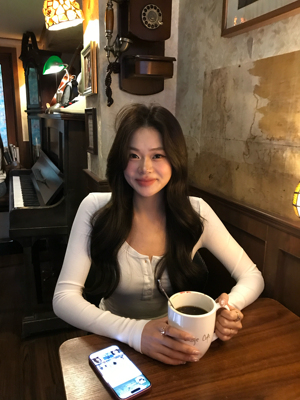 陈椿儿  亨利基础U领弹力修身长袖T恤