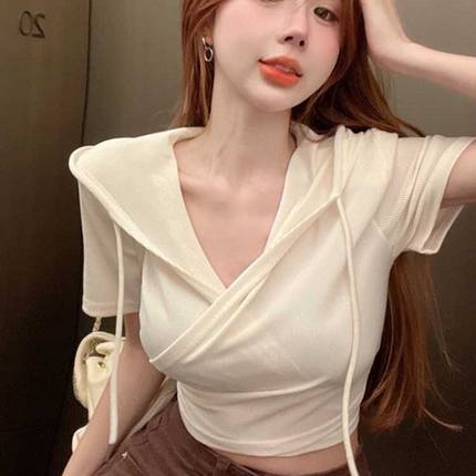 性感辣妹交叉v领连帽t恤女防晒短袖设计感小众修身短款低领上衣夏