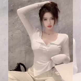 半开领纽扣短款长袖T恤女性感纯欲气质甜辣妹修身不规则打底上衣