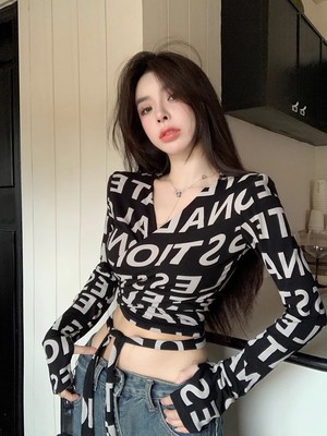 辣妹印花性感短款v领显胸上衣