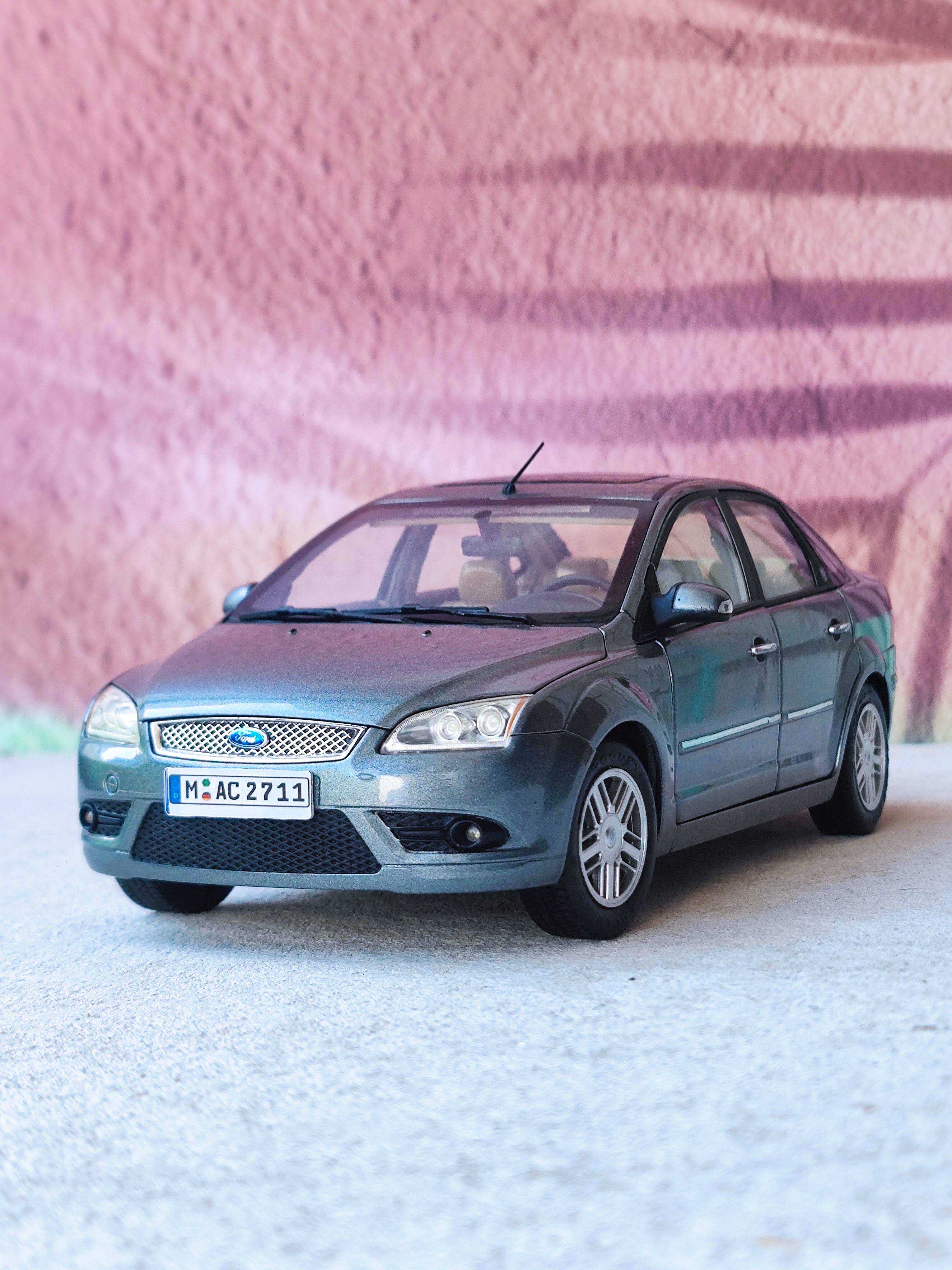 2005款原厂长安福特福克斯车模三厢1：18 老款福克斯合金汽车模型