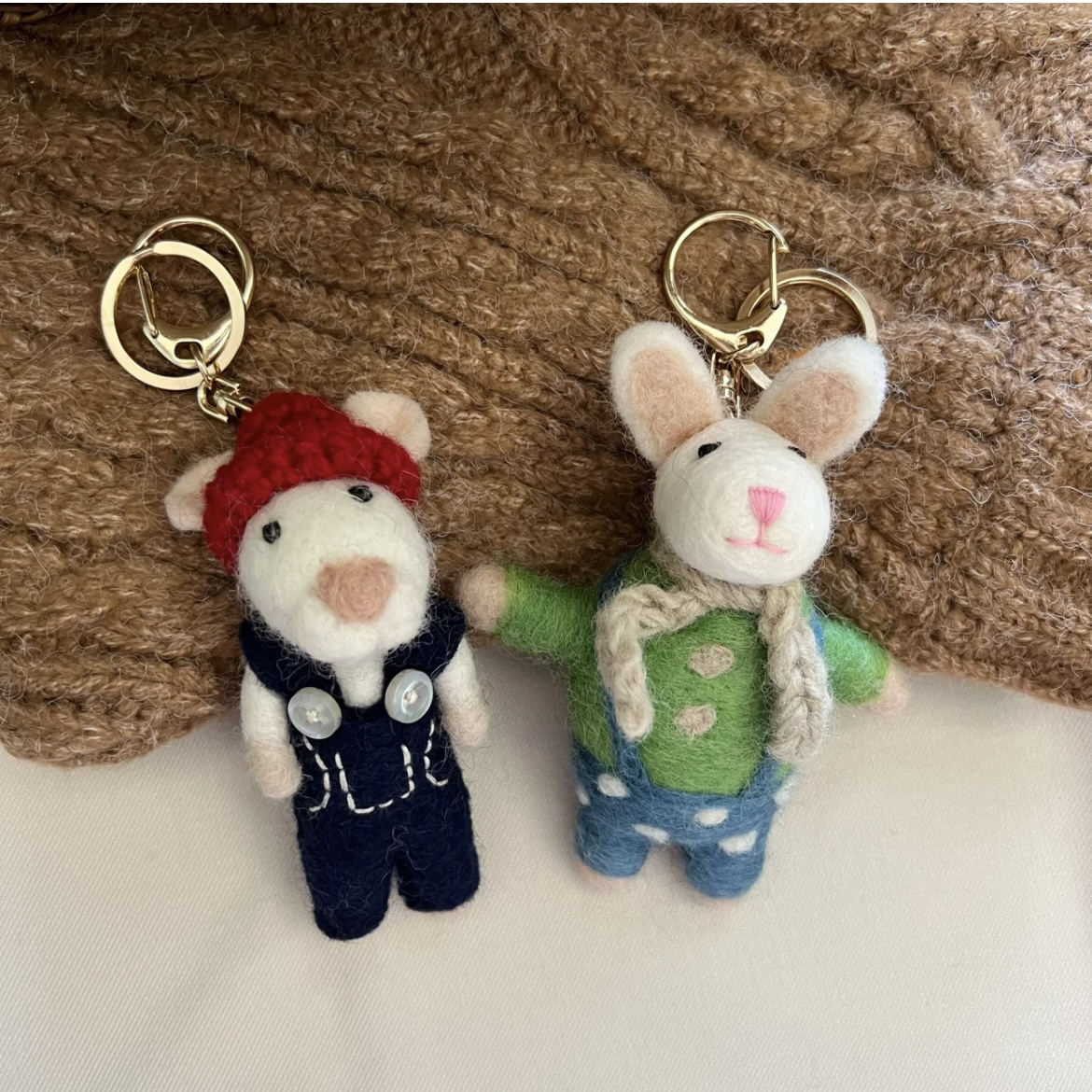 手工羊毛毡背带裤兔兔挂件钥匙扣卡通女友礼物搓搓乐成品书包挂饰
