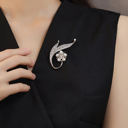 吸睛胸针高级感满满搭配大衣