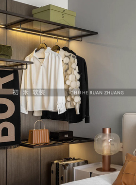 样板房女士衣帽间衣服摆件