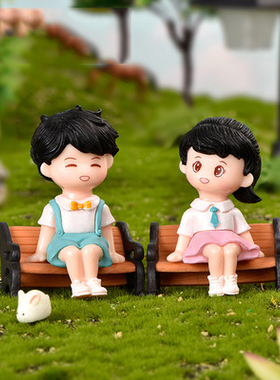 微景观现代可爱塑料公仔新款清新校园校服礼服凳子情侣装饰品摆件