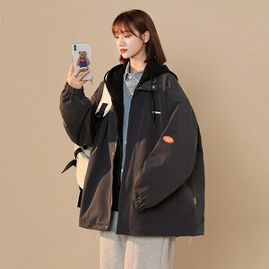 1404-1-S222--2132-P75男女新款港风情侣夹克中性款外套,韩剧白色圣诞节穿搭图片