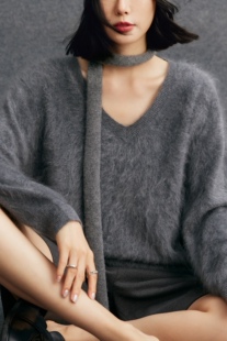 傍晚时分！云雾感拉绒V领100%山羊绒衫女针织打底宽松毛衣女