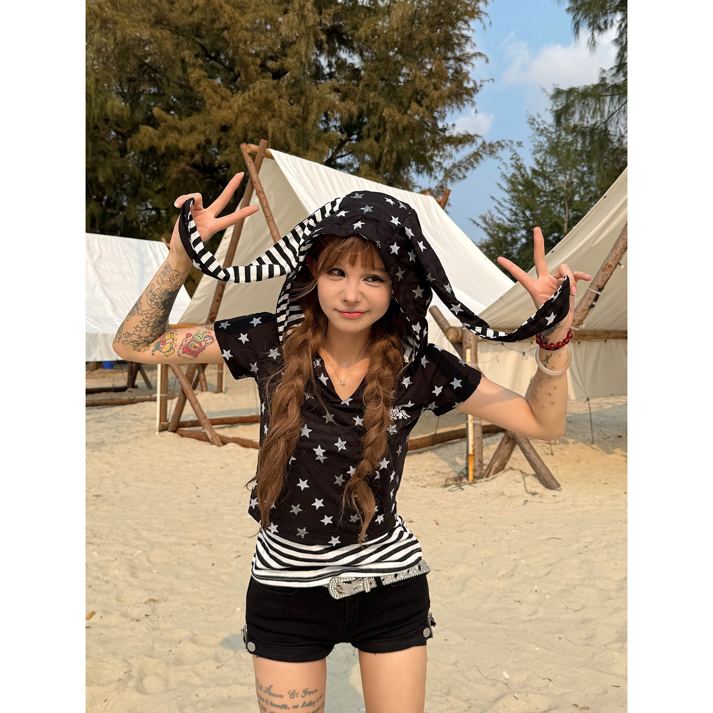SIXMINU 星星音符两件套连帽短袖条纹背心T恤修身兔耳朵t恤上衣女 - 实物图
