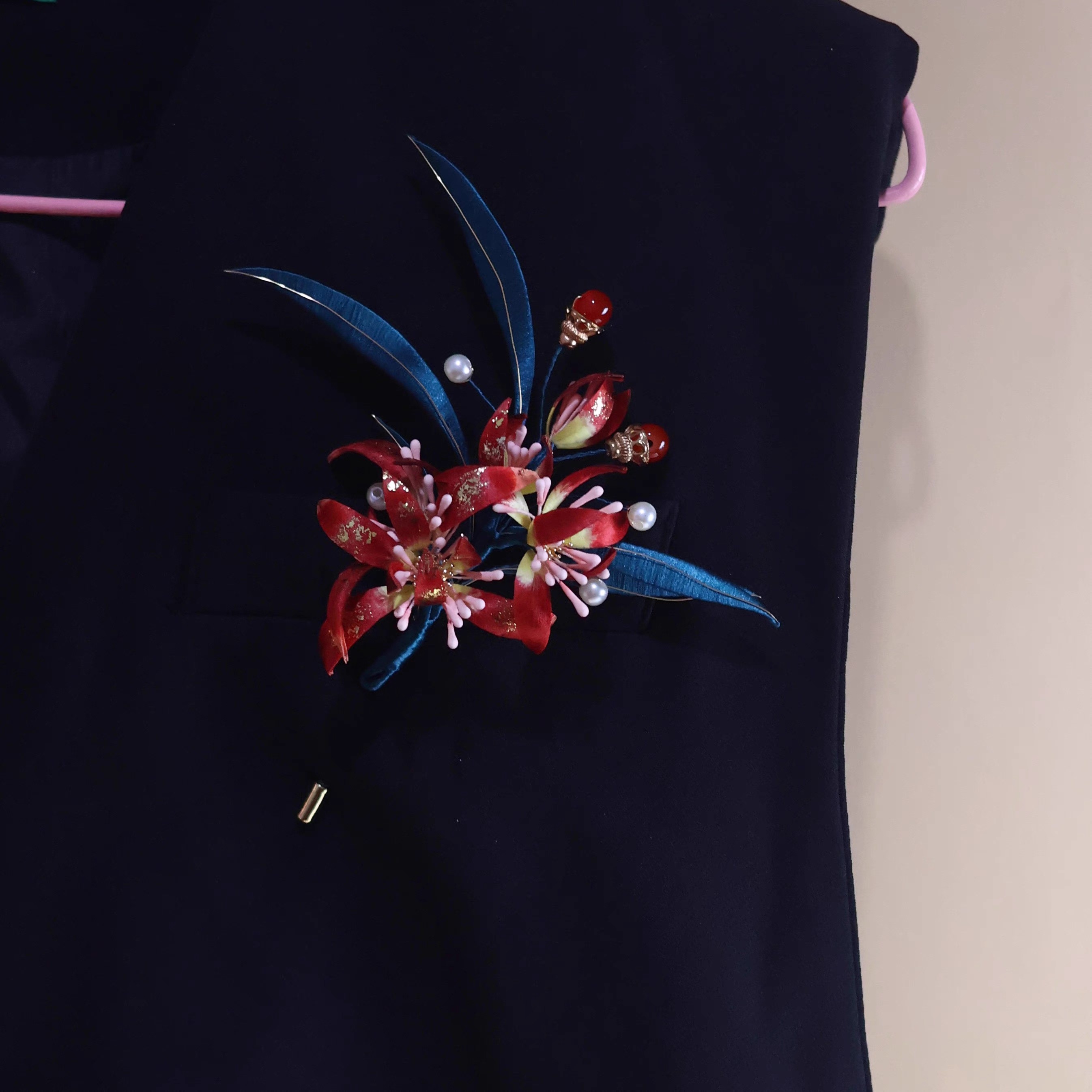 非遗绒花仿真花纯手工制作婚嫁国风优雅气质红色兰花胸针