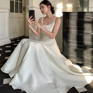 与茧 赫本裙设计感收腰显瘦光泽感高级中长版吊带洋装礼服裙