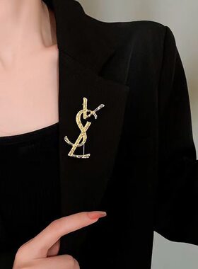 2025年新款跨境韩版杨树林字母胸针 男女通用金属防走光别针胸花