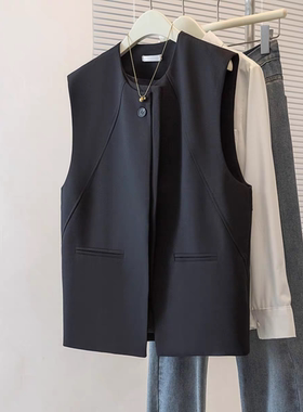 黑色圆领西装马甲