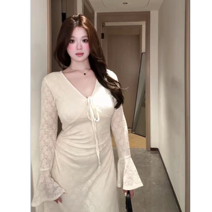 月光舞曲蕾丝弹力提花拼深V领连衣裙法式喇叭袖纯欲A摆长裙