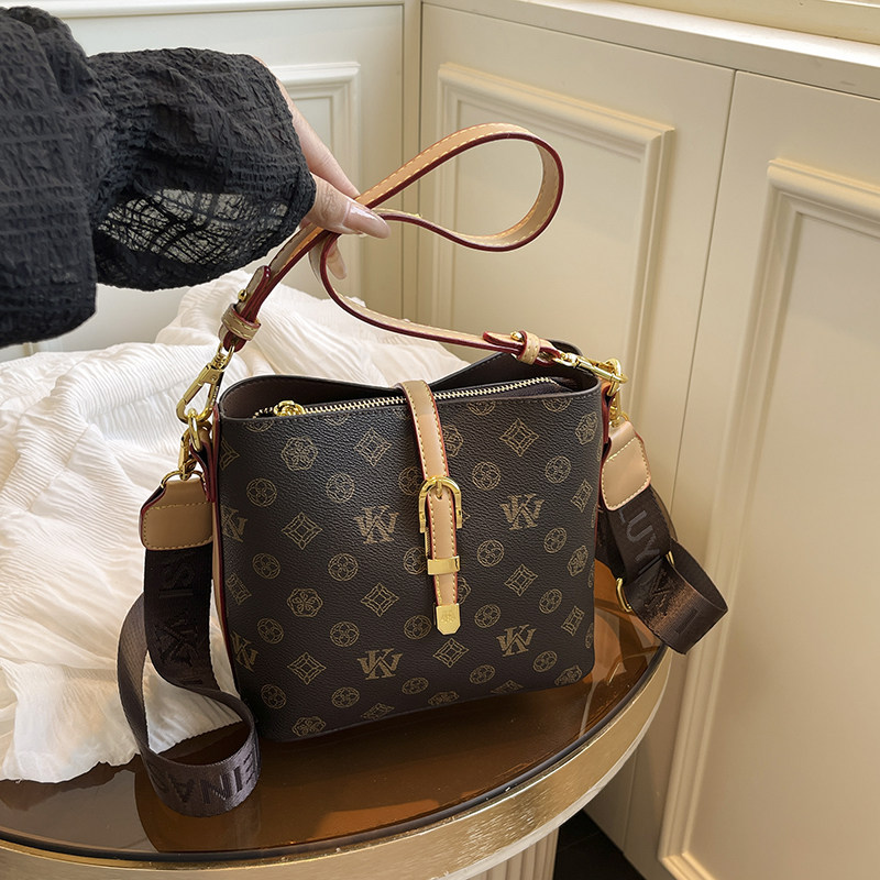 大容量包包女2025新款斜挎包轻奢复古时尚通勤老花水桶单肩小挎包,箱包皮具/热销女包/男包,水桶包,淘宝优惠券,粉丝福利购,淘宝优惠卷