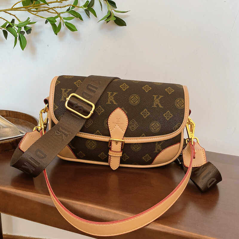 超火小包包女2025新款时尚法棍腋下包百搭复古轻奢小众斜挎手机包