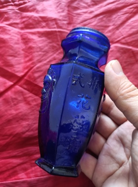 民国时期老物件（双狮琉璃瓶）瓶式花蕊霜广告包装蓝色六边瓶
