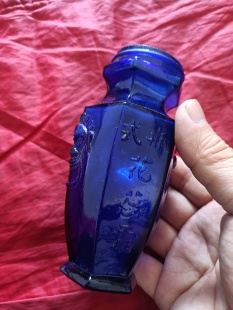 民国时期老物件（双狮琉璃瓶）瓶式花蕊霜广告包装蓝色六边瓶