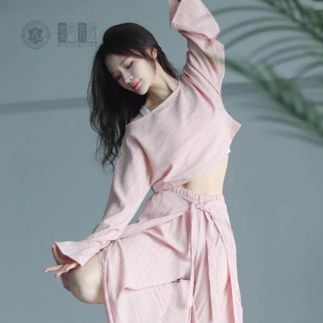 纯色露腰瑜伽套装女宽松休闲