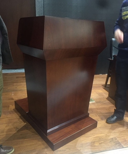 实木演讲台带脚踏胡桃木色酒店会议室迎宾台大型发言台接待前台