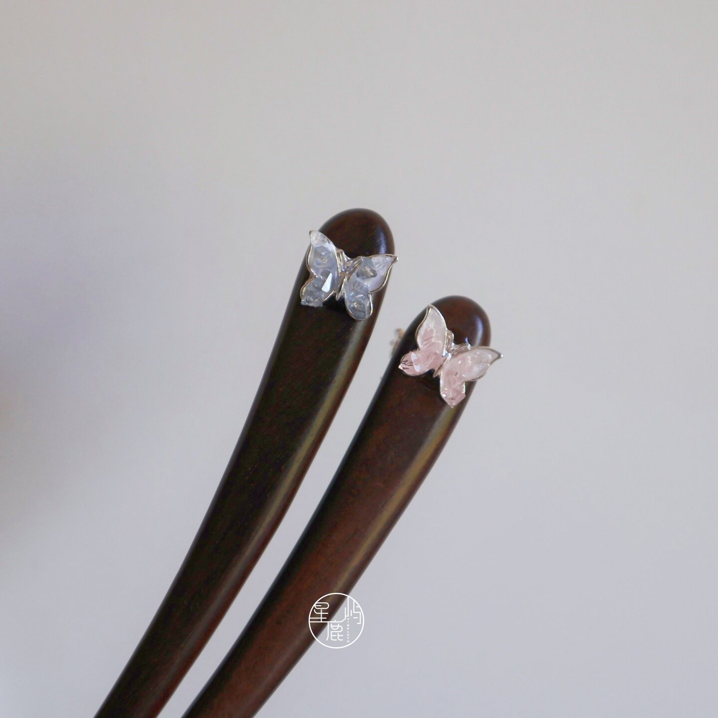 双面【蓝粉冰蝶】水晶蝴蝶短簪大叶紫檀簪时尚百搭通勤发簪子简约图片