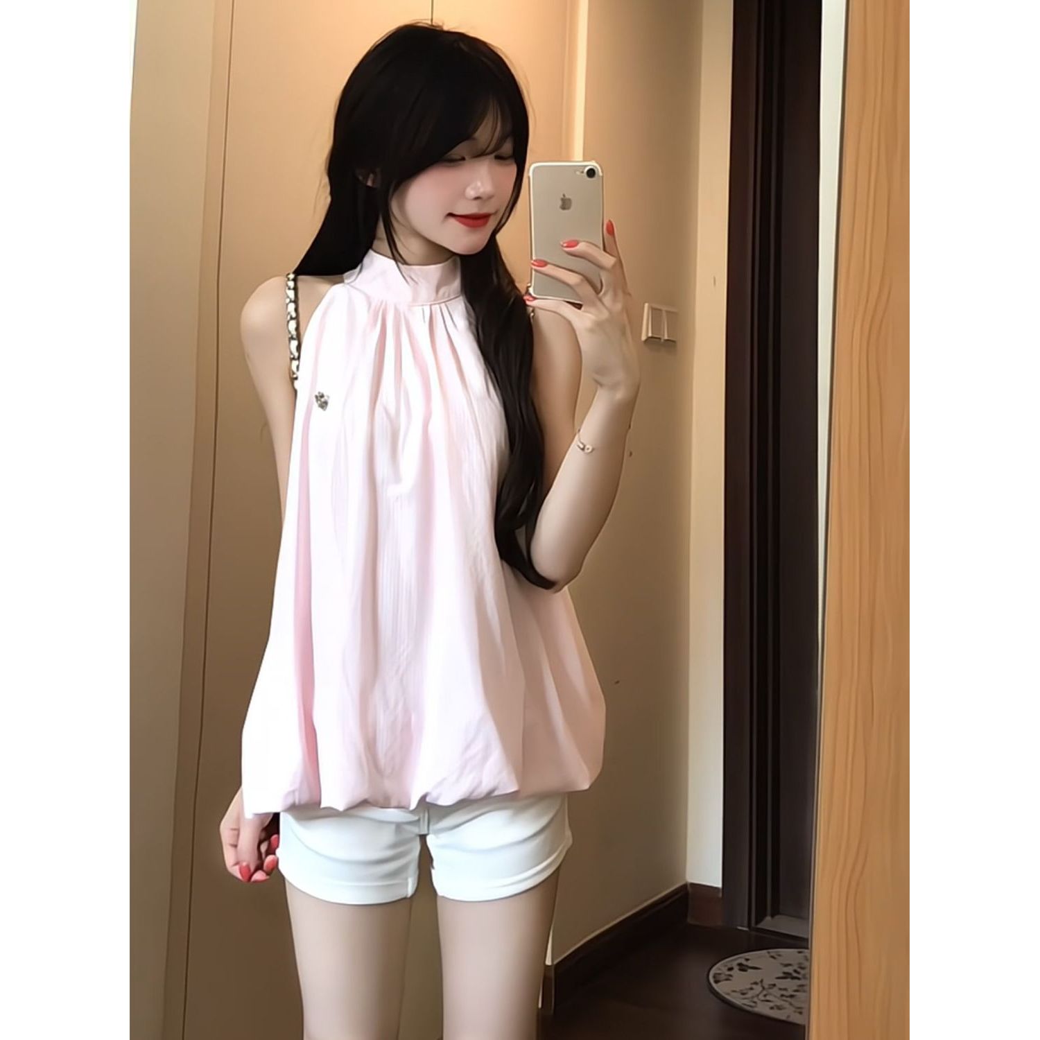 韩系甜美设计感粉色挂脖无袖花苞上衣+白色通勤短裤女夏季两件套