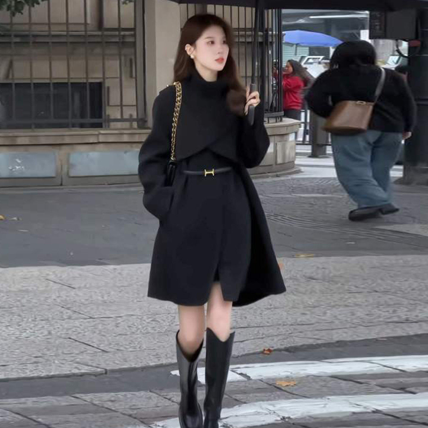 高级感黑色赫本斗篷毛呢连衣裙子女秋冬季2026新款英伦风套装短裙