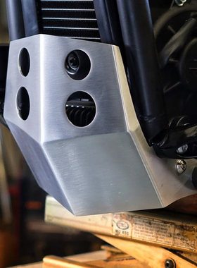 适用于哈雷街霸路威S改装DS风格底部装甲护板肥仔突破者冷凝器罩