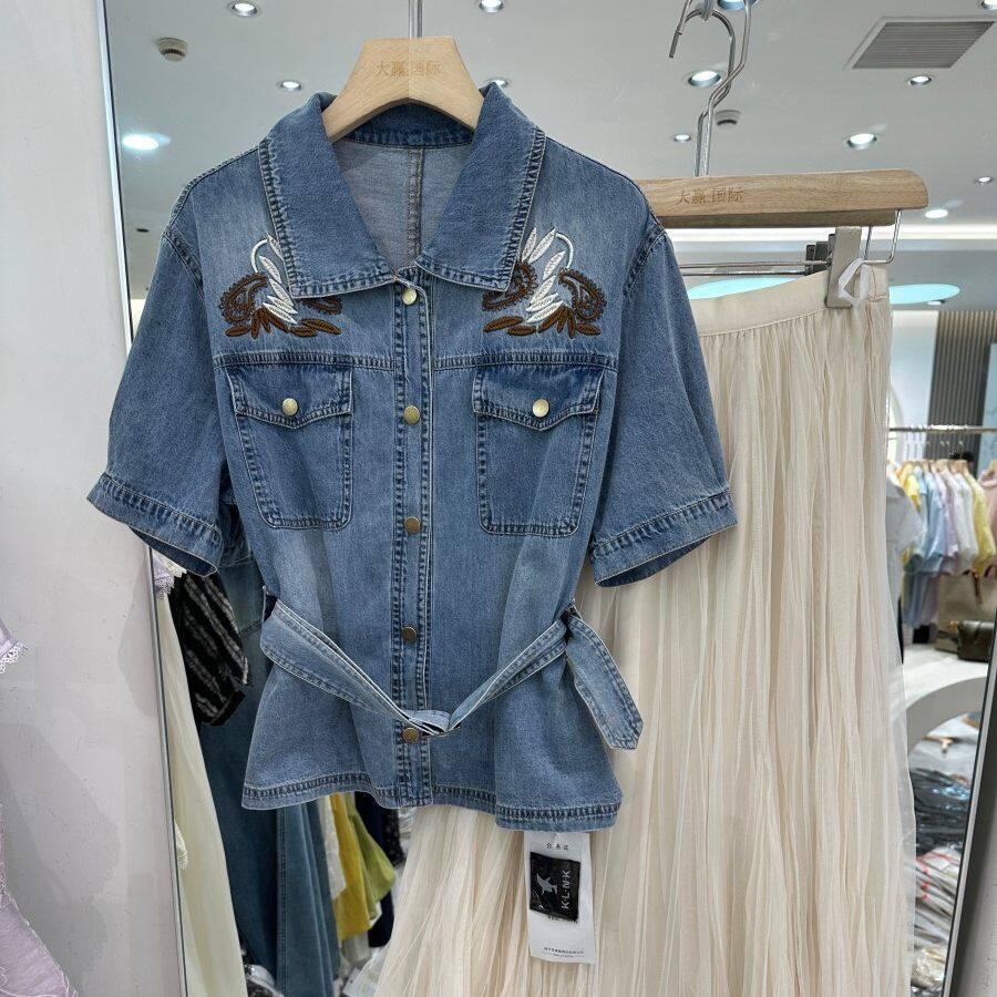 珂莱妮佧6609H 夏季2026新款女装翻领短袖刺绣牛仔外套半身裙套装
