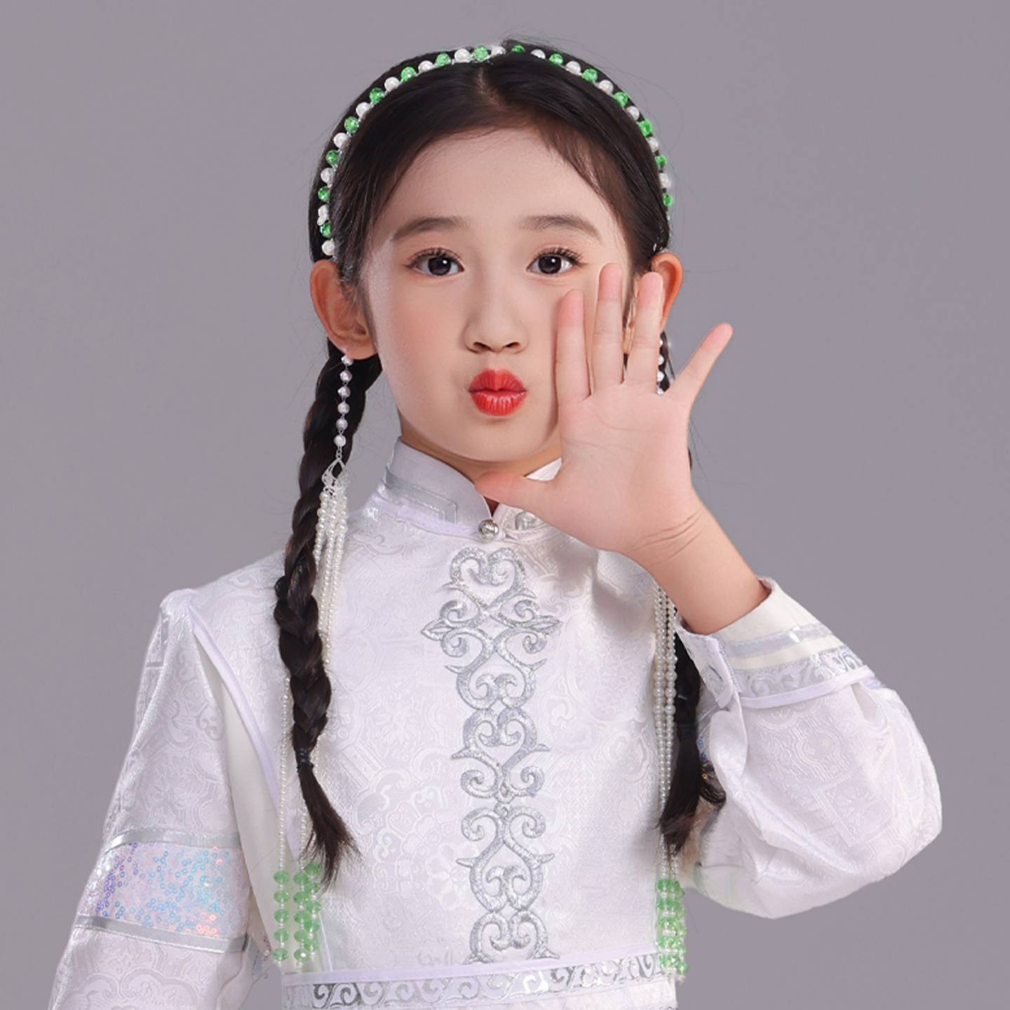 蒙古族头饰女童演出表演