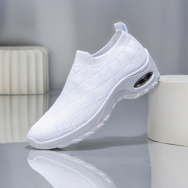 一脚蹬大码透气飞织运动休闲鞋