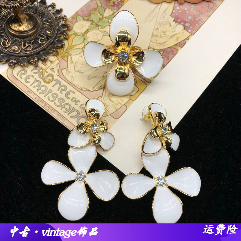 经典白色珐琅釉法式设计花朵耳钉