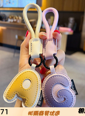 新款创意PU皮革26英文字母钥匙扣挂件可爱简约学生书包挂饰小礼品