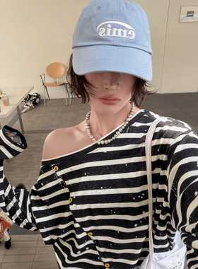 FISH YU -韩版设计感烧花条纹撞色木胶扣斜肩薄料长袖T恤626096