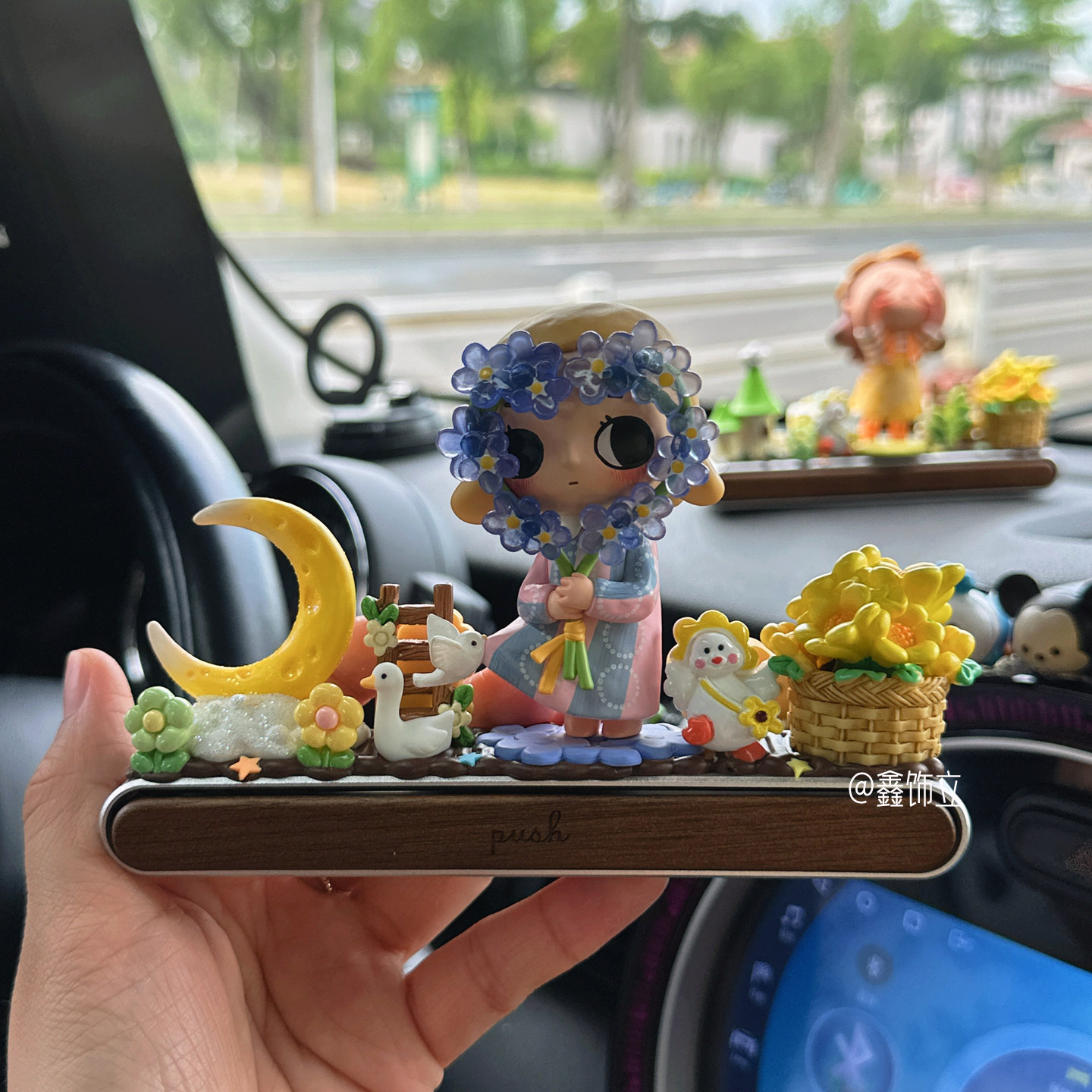 泡泡玛特Nyota电话号码停车牌