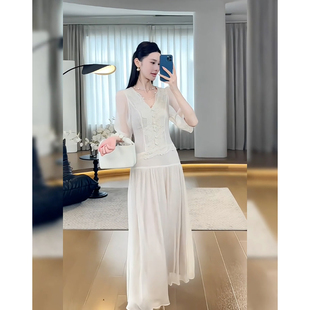 法式白色甜美V领蕾丝中袖连衣裙2026夏季海边度假风绝美气质长裙